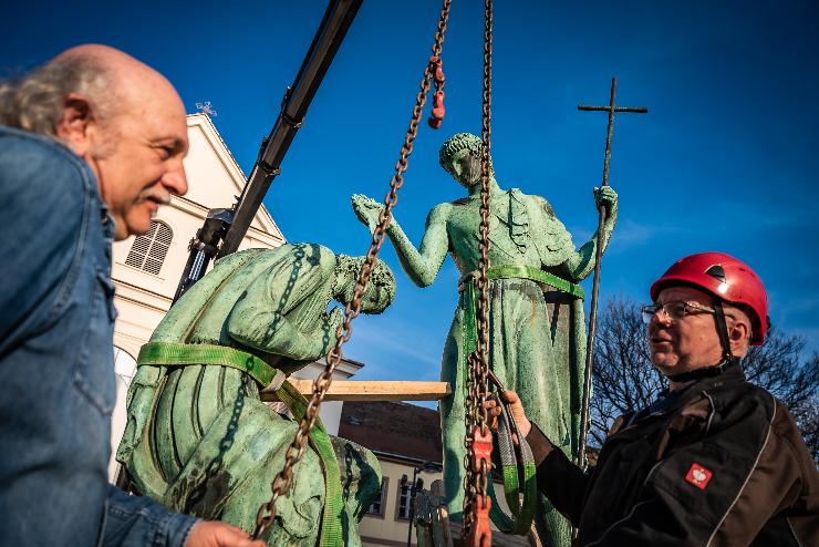 Repülő szentek - fotósorozat a Szent Márton-kút szobrának elszállításáról