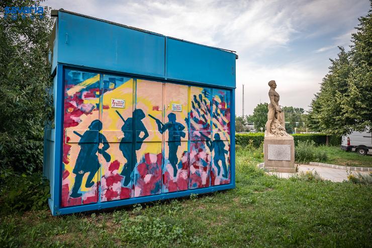 Közösségi festés: katonák a trafóházon