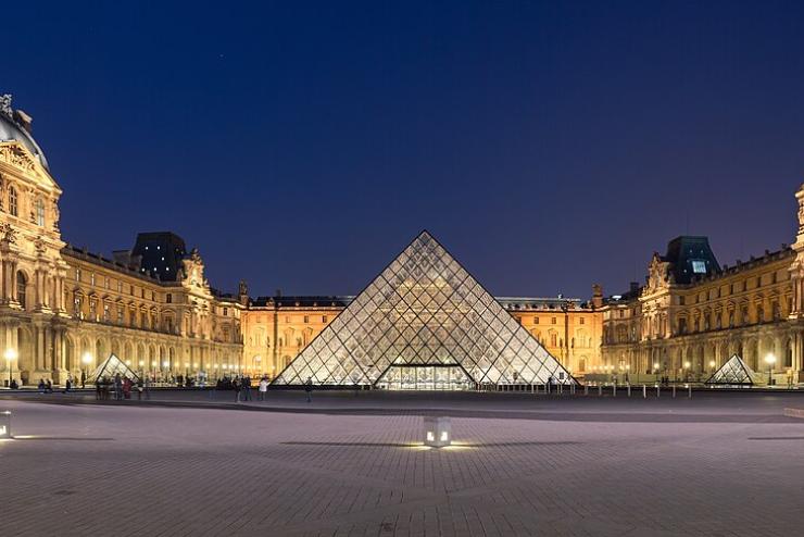 Bombariad a Louvre-ban, azonnal evakultk az pletet