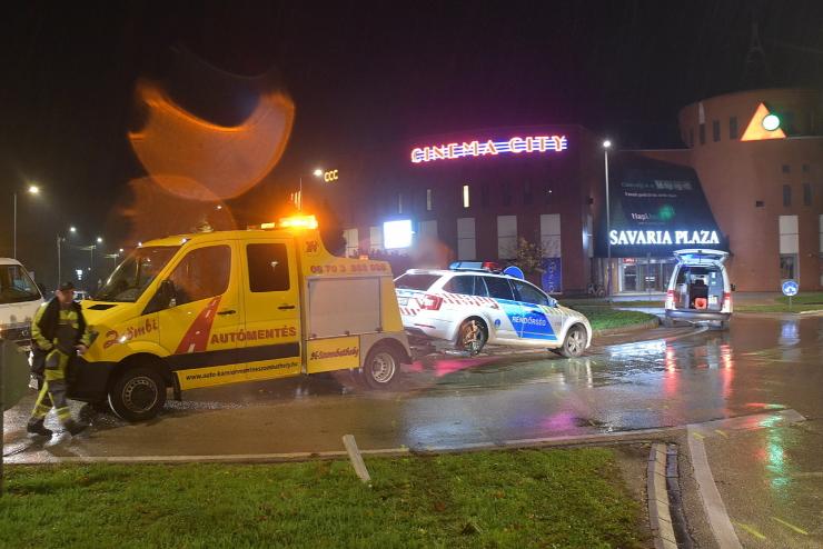 Skoda rendőrautó sodródott padkának egy szombathelyi körforgalomban