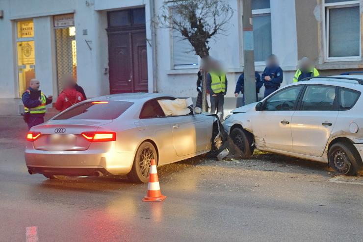 Parkoló Hyundaiba csapódott egy megcsúszó Audi Szombathelyen