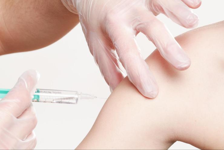 Nagy-Britanniában engedélyeztek a világon először két variáns ellen hatásos vakcinát