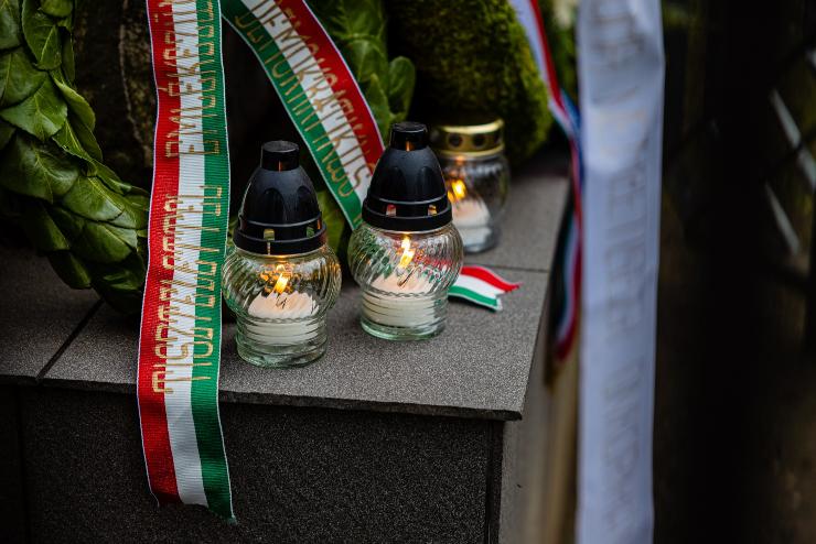 A roma holokauszt áldozataira emlékeztek a Jászai Mari utcai emlékműnél
