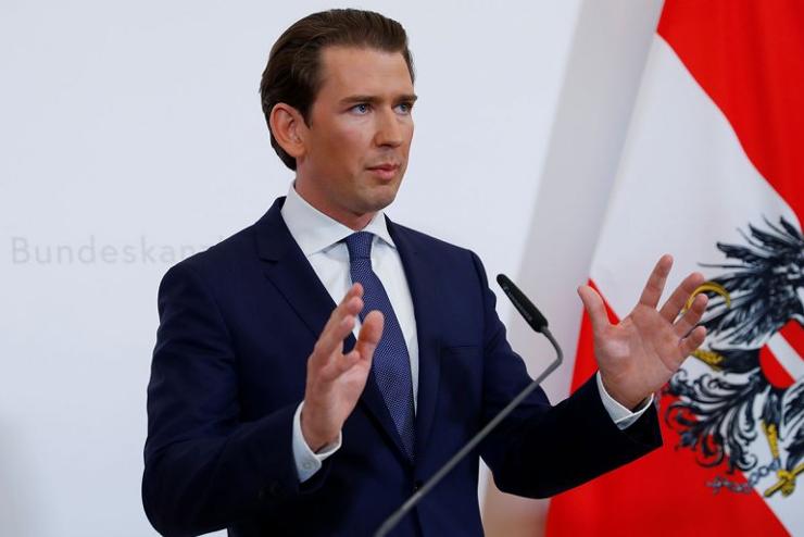 Az osztrák államfő a parlamenti pártokkal tárgyal a Kurz kancellárral szembeni korrupciós vádak miatt