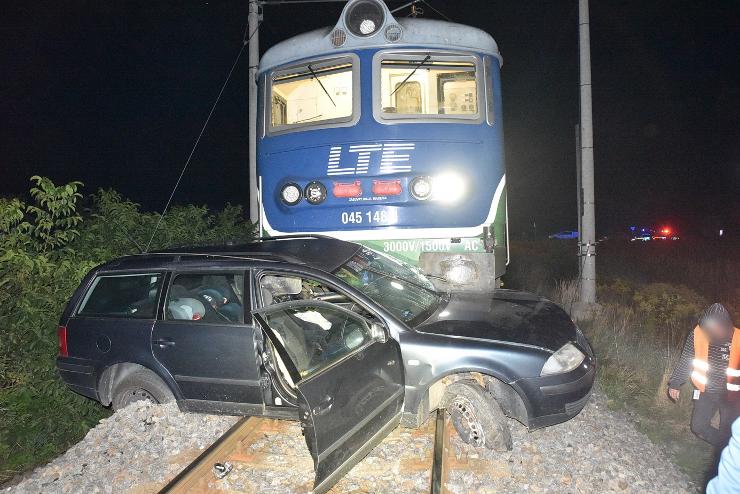 Mozdony két ütközője közé került - túlélte a balesetet a VW vezetője Ölbőnél