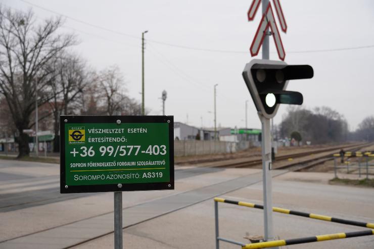 Életmentő, információs táblát helyezett ki a GYSEV a vasúti átjárókba