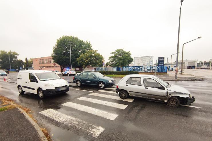 Zebránál megálló autók között csúszott át egy ittas sofőr Renaultja Szombathelyen 