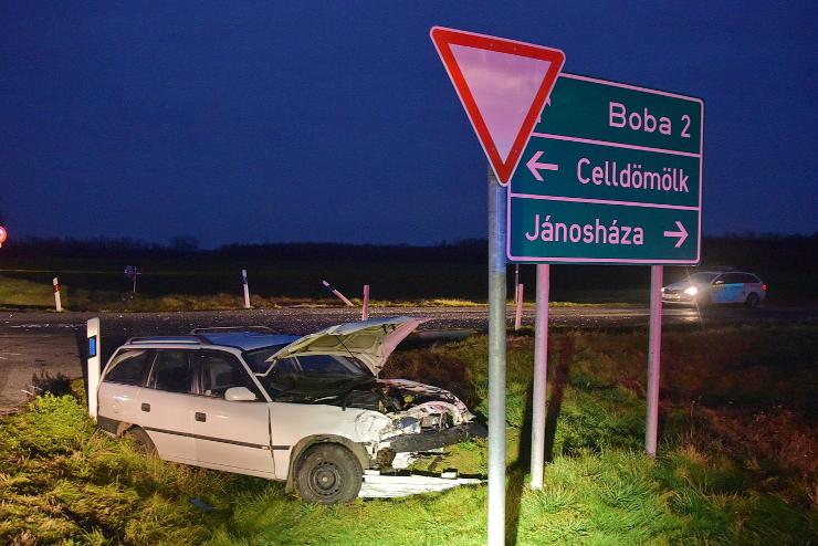 Életveszélyesen megsérült az Opel vezetője Bobánál 