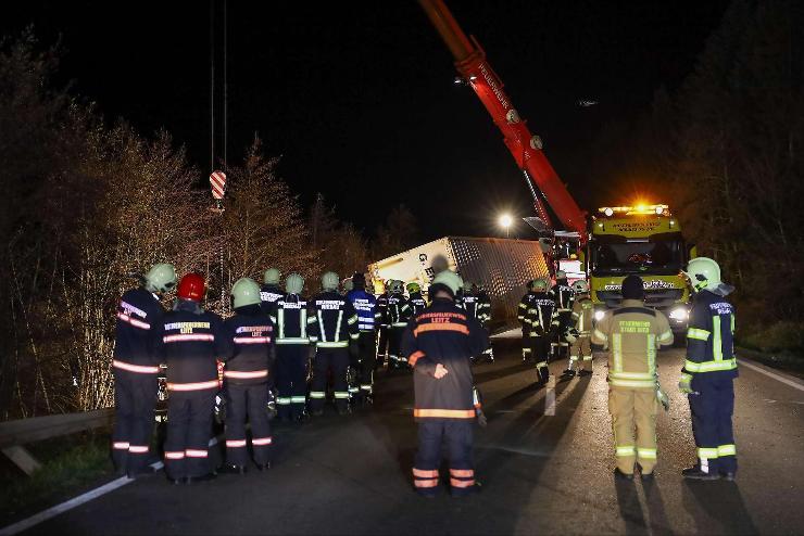 Több tonnás teherautó zuhant a magyar sofőrre Ausztriában 