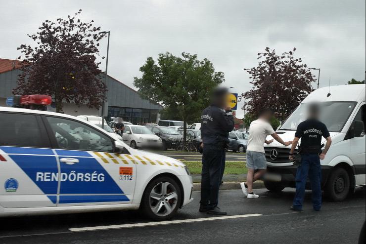 Őrizetbe vették egy Ausztria felől érkező Mercedes furgon sofőrjét Szombathelyen 