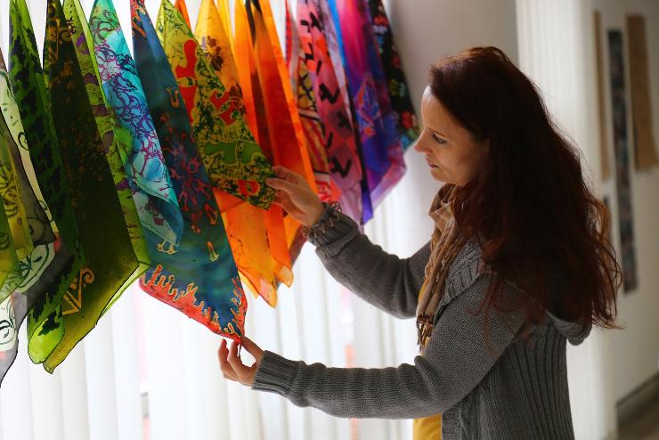 A textilműves szak diákjai mutatkoznak be a Művészeti Szakgimnázium kiállításán