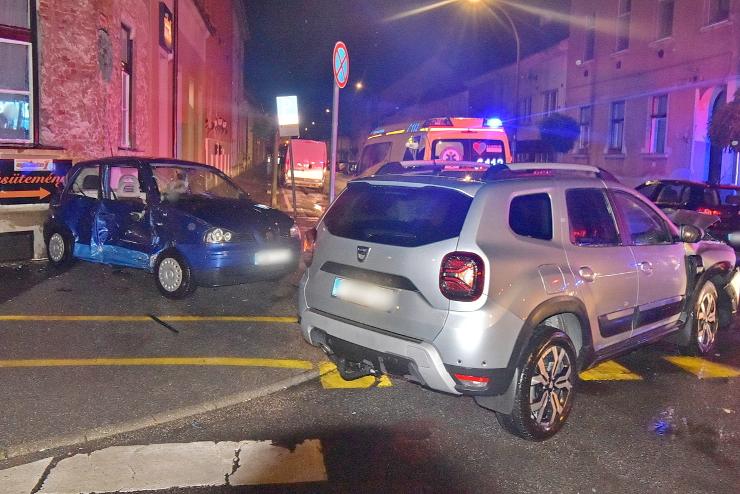 Öten megsérültek egy balesetben, Dacia hajtott Seat oldalába Szombathelyen 