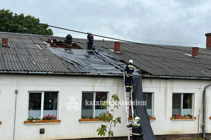 Kultúrház palafedelét bontotta meg a szél Kenyeriben