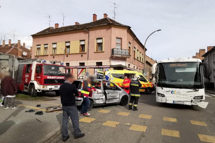 Súlyosan megsérült a busz utasa – vádat emeltek a Mercedes vezetője ellen 