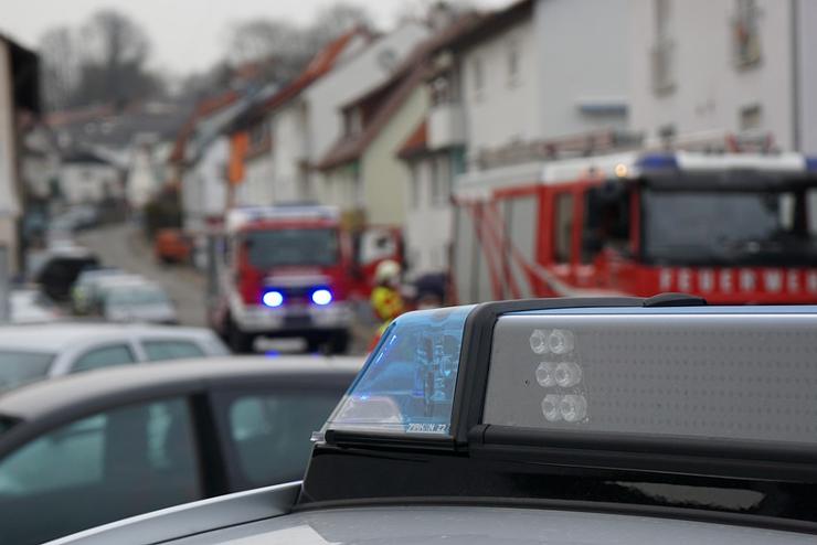 Oszlopnak hajtott egy autó Körmenden, egy embert a tűzoltók szabadítottak ki 