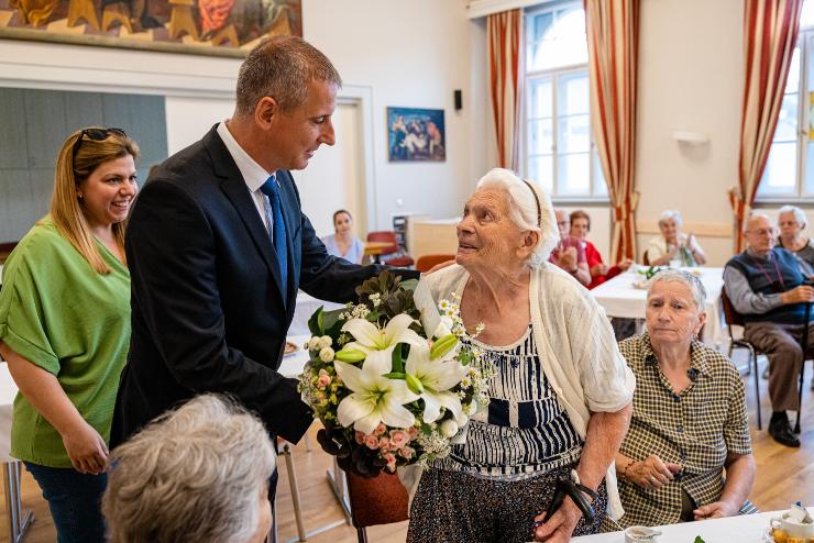 A 90 éves Nusi nénit köszöntötte a polgármester
