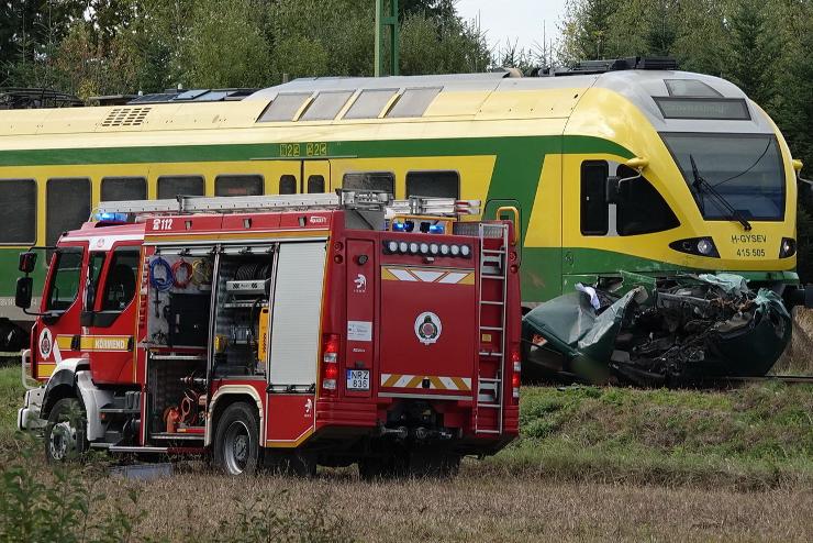 Vonattal ütközött egy autó Csákánydoroszlónál, hárman meghaltak (frissítve)