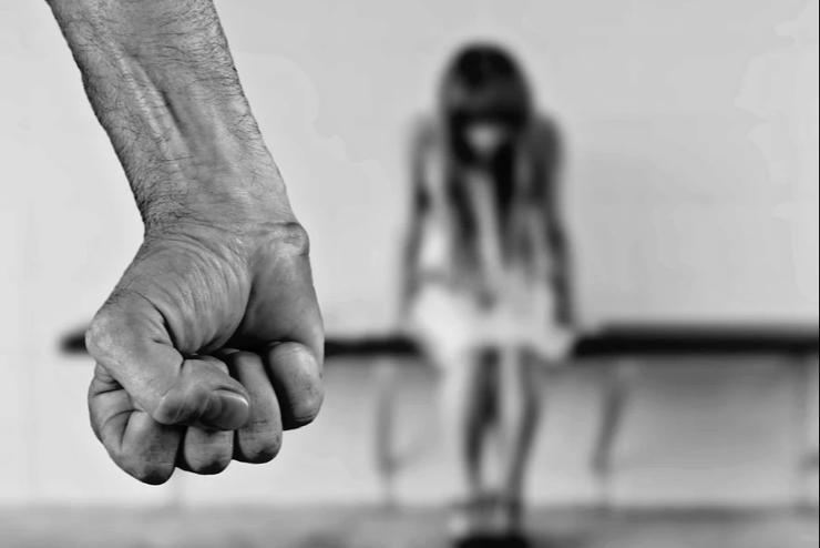 Szombathely: négy évet kapott a barátnőjének életveszélyes sérüléseket okozó féltékeny vádlott