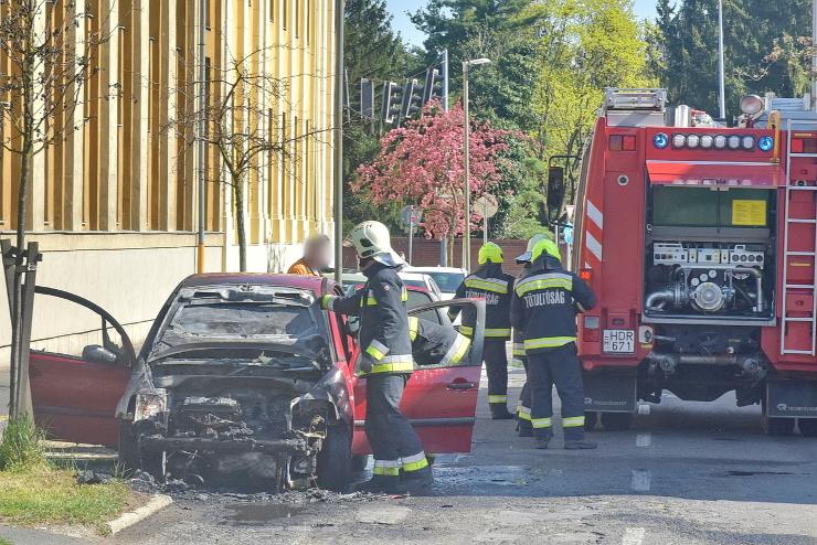 Kiégett egy Citroen Szombathelyen, nem tudták porral oltóval megfékezni a lángokat 