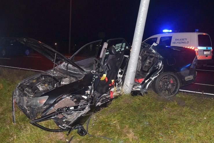 Oszlopnak csapódott egy Lexus Szombathely határában 