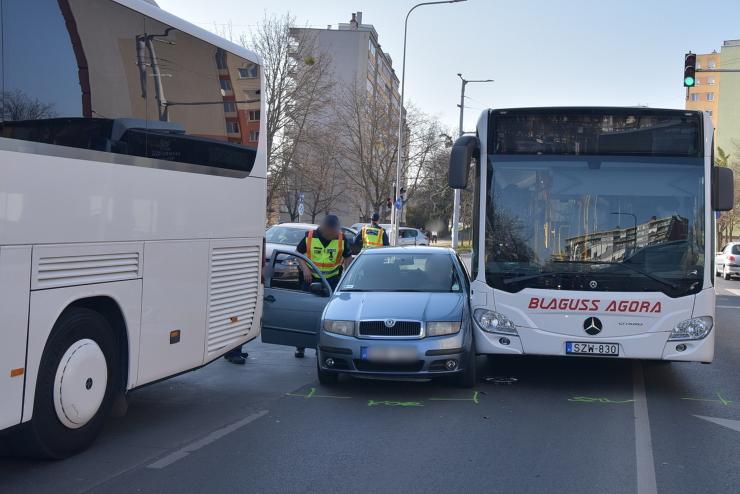 Két busz közé szorult egy Skoda, megsérült a busz utasa 