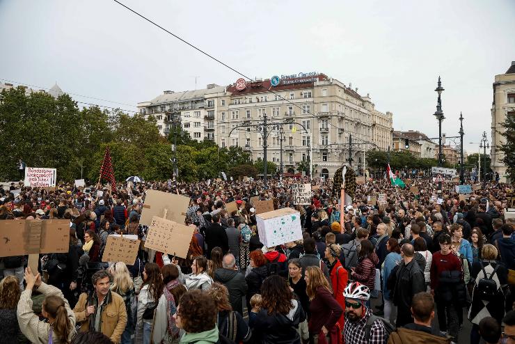 Több tízezren tüntettek tegnap a Kossuth téren