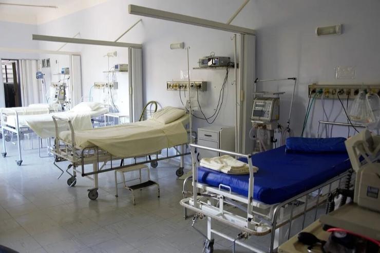 A kórházaknak meg kell duplázniuk a készenlétben tartott ágyszámot
