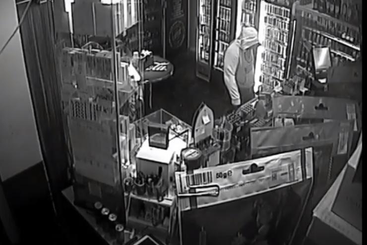 A gyanú szerint egy nő vette rá a férfit, hogy rabolja ki a Váci utcai dohányboltot