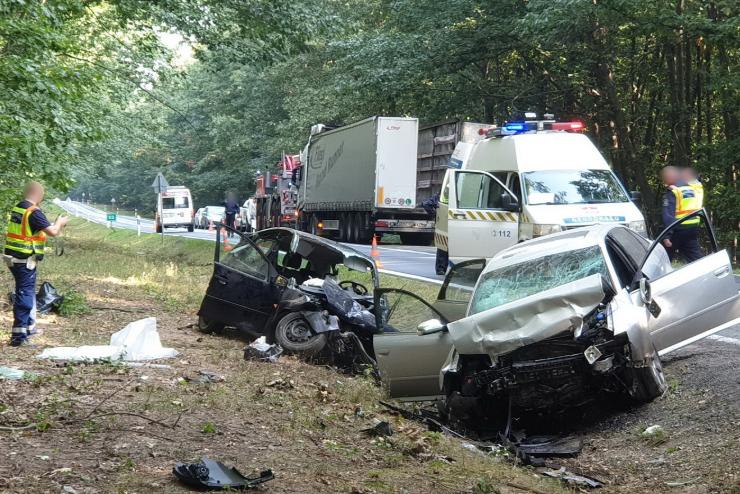 Meghaltak a vétlenek – Teherautót előző Audi ütközött frontálisan Forddal Egervár közelében 