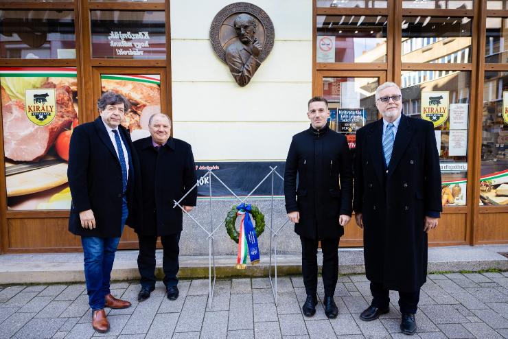 Megkoszorúzták a 119 éve született Kraszna-Krausz Andor, világhírű szombathelyi fotóesztéta emléktábláját 