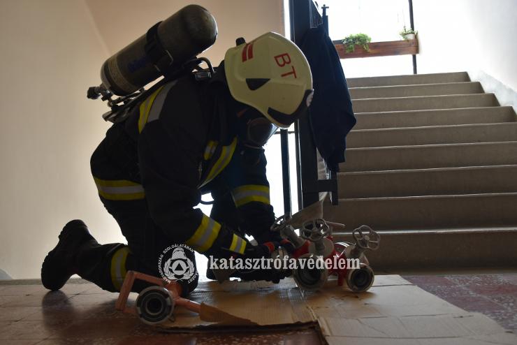 Tűzoltók versenyeztek a 14 emeletes épületben