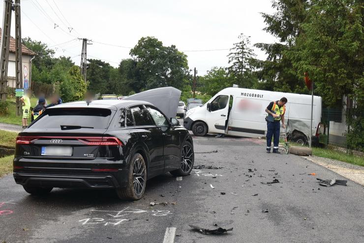 Audi hajtott egy Renault mozgbolt oldalba Sorokpolnyban