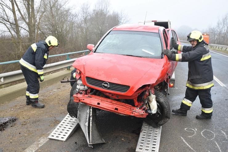 Slyosan megsrlt a szalagkorltnak hajt Opel sofrje Vasvr kzelben