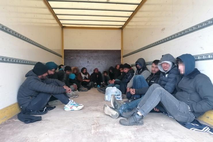 Kukoricásban fogták el a menekülő embercsempészt Szombathely külterületén