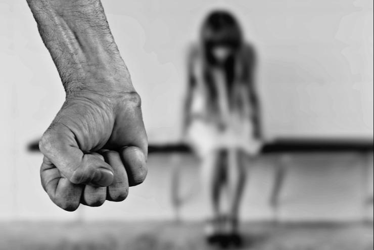 Többször bántalmazott egy nőt Szombathelyen, elzárásra ítélték