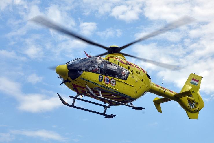 Mentőhelikopter vitte kórházba a baleset sérültjét Ausztriában a magyar határ mellől