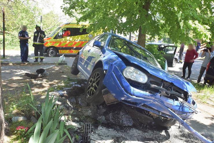 Trianon emlékhelyre csapódott a VW, miután egy Suzuki hajtott elé Szombathelyen 
