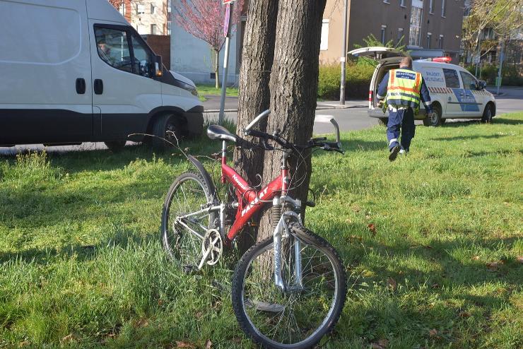 Kisáruszállító „hajtogatta össze” egy diák biciklijének kerekét 