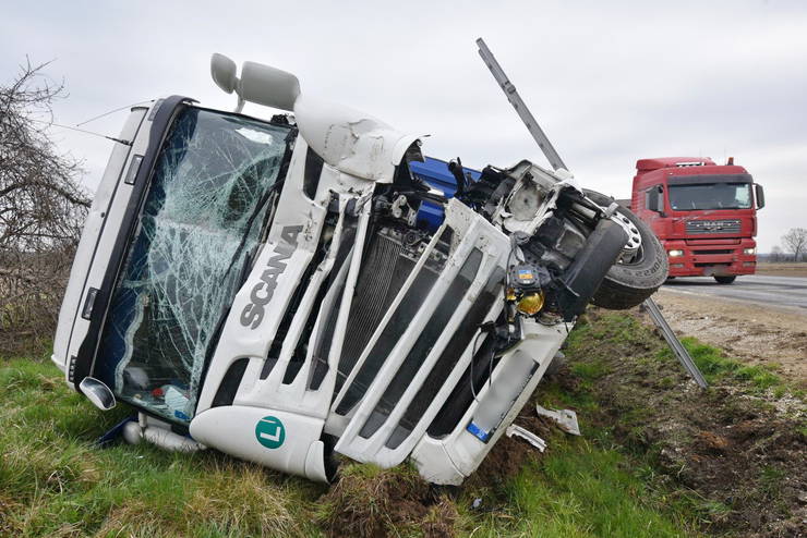 Scania kamion hajtott teherautnak Gasztonynl, megsrlt a figyelmetlen sofr 