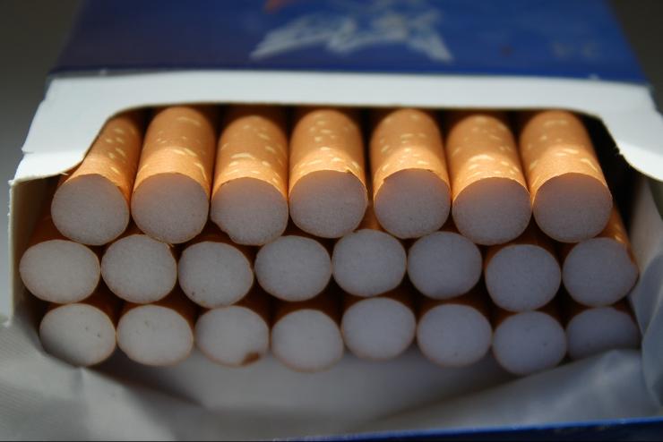 Hamis ruhákat és zárjegy nélküli cigarettákat találtak két bolgár autósnál
