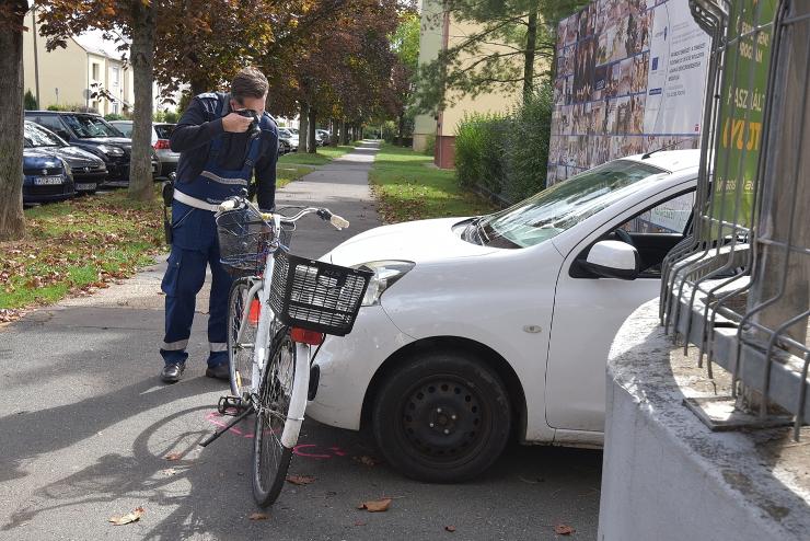 Járdán tekerő biciklis ütközött egy udvarból kihajtó Nissannal 