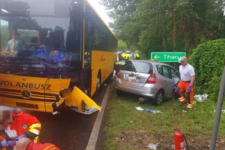 Autóbusz és személygépkocsi ütközött Tihanynál, meghalt egy ember
