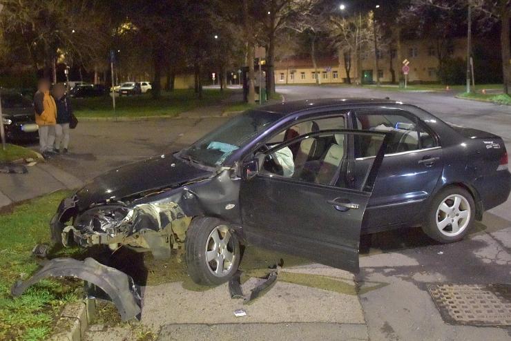 Ittas sofőr törte össze autóját a Váci Mihály utcában 