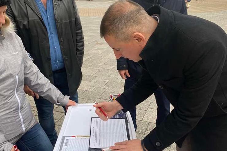 Szombathelyen hat helyszínen gyűjtik az aláírásokat az ellenzéki együttműködés aktivistái