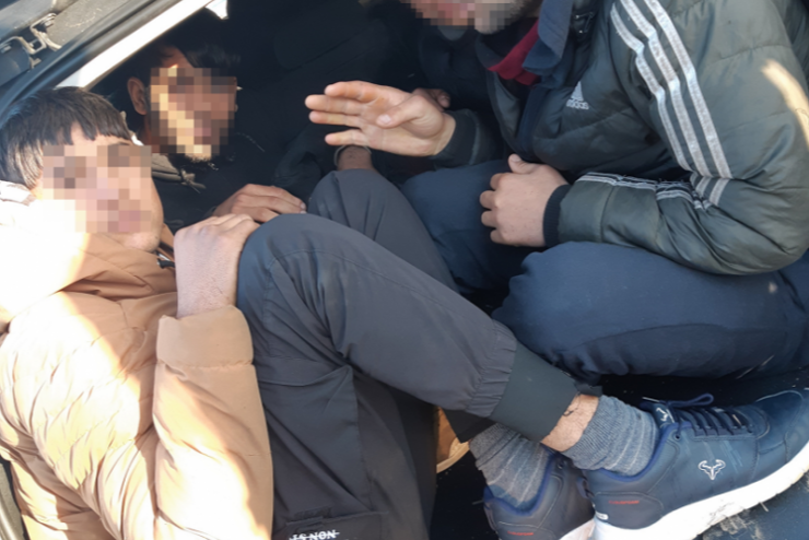 Migránsokkal teli gépkocsi ütközött rendőrautóval Szombathely külterületén