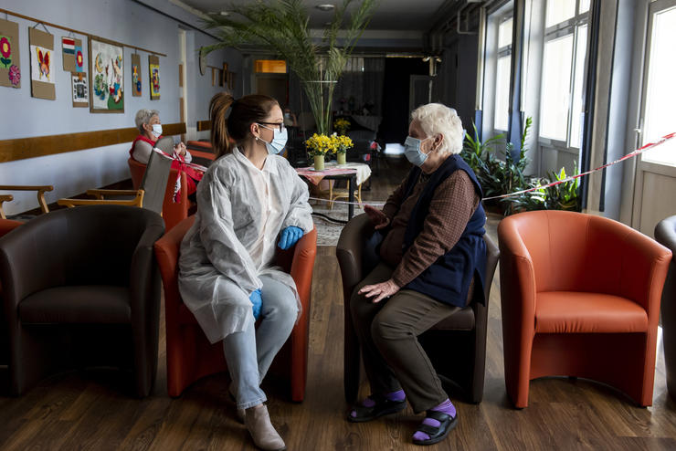 Országos tisztifőorvos: a honvédség folytatja az idősotthonok fertőtlenítését