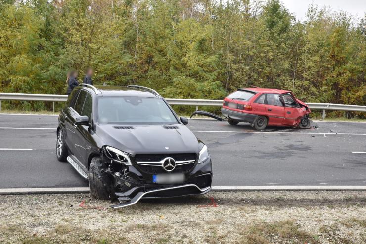 25 mtert sodrdott htrafel az Opel, Mercedesszel tkztt Alsjlaknl 