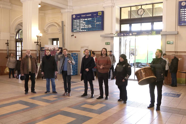 Flashmobbal lepte meg a közönséget a Szent Efrém Férfikar a vasútállomáson