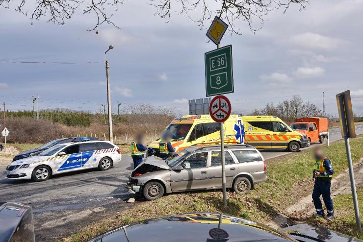 Két súlyos sérült Csákánydoroszlónál, Opel kanyarodott Mercedes elé