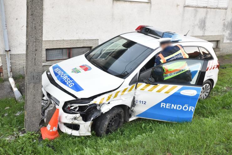 Szirnz rendraut el hajtott Audi Szombathelyen, betonoszlopnak tkztt